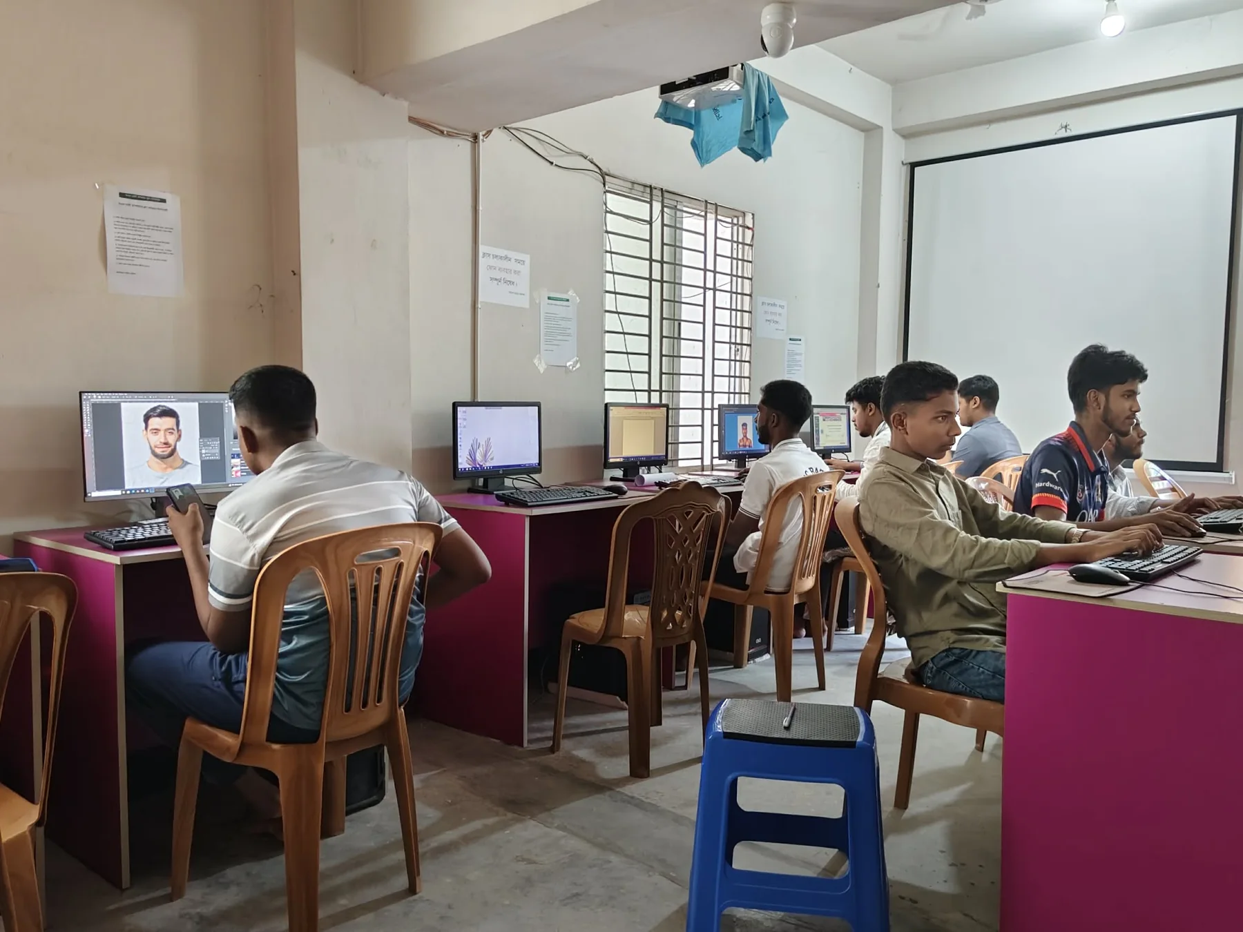Hands-on computer training classroom at Info IT